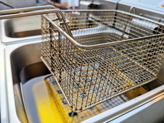 Panier de friteuse dégoulinant d'huile