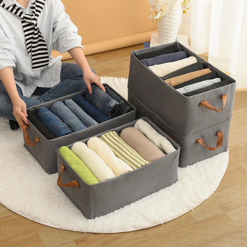 femme rangeant des pantalons dans des paniers en tissu
