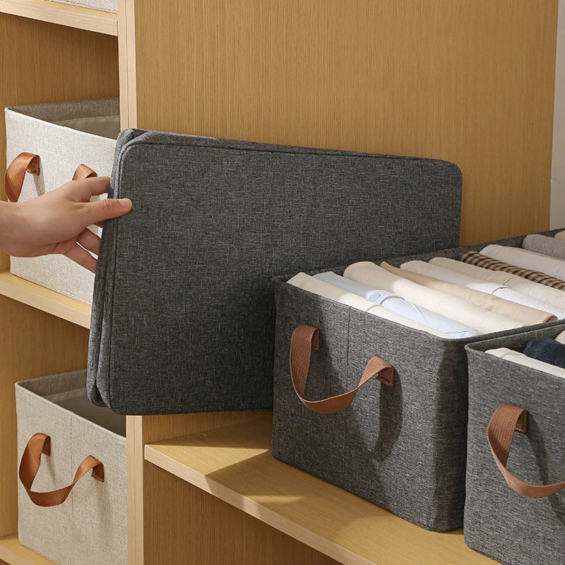 main rangeant un panier plié le long d'une étagère