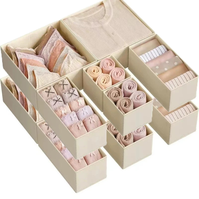 Paniers de rangement pliables en tissu beige, avec des vêtements pliés à l'intérieur