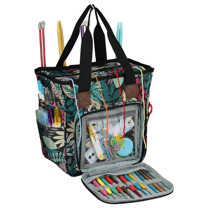 Sac de rangement pour tricot, coloris feuillage vert et bleu, avec un poche avant ouverte montrant accessoires de tricot et crochet, vue de 3/4