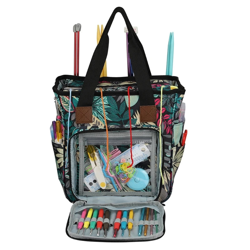 Sac de rangement pour tricot, coloris feuillage vert et bleu, avec un poche avant ouverte montrant accessoires de tricot et crochet