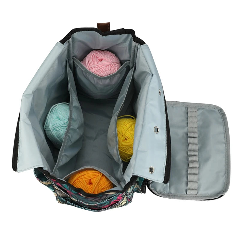 sac de rangement pour tricot, ouvert, vue d'en haut, avec 4 pelotes de laine à l'intérieur