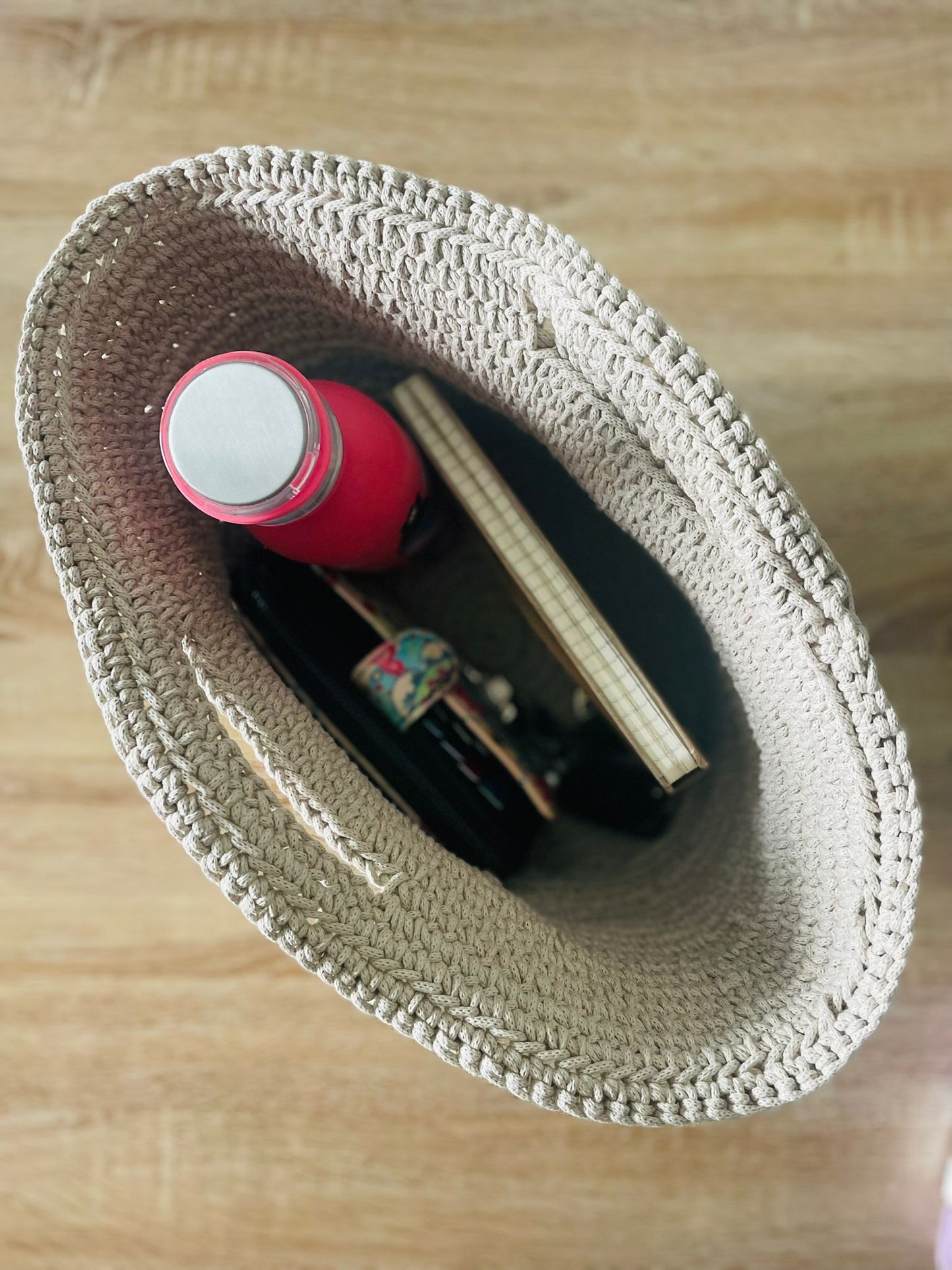 Paniers en corde de coton camel, contenant une gourde, un carnet un portefeuille, un trousseau de clefs