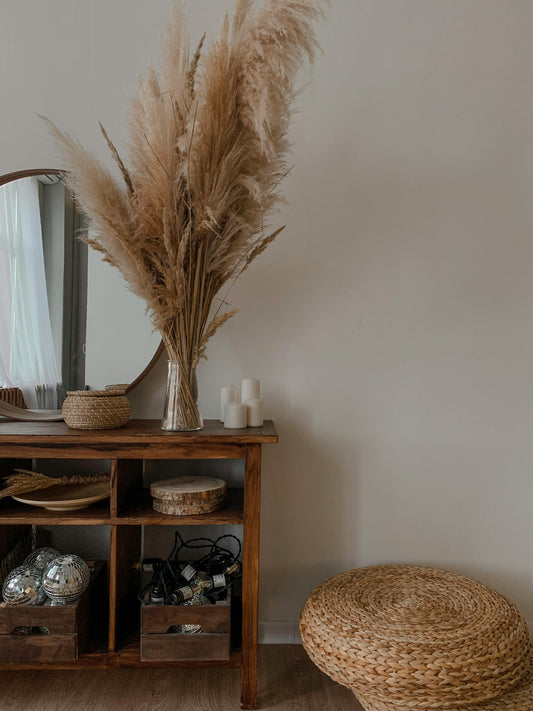 Idée déco bohème naturelle avec pampa, meubles en bois, paniers en osier et accessoires en rotin.