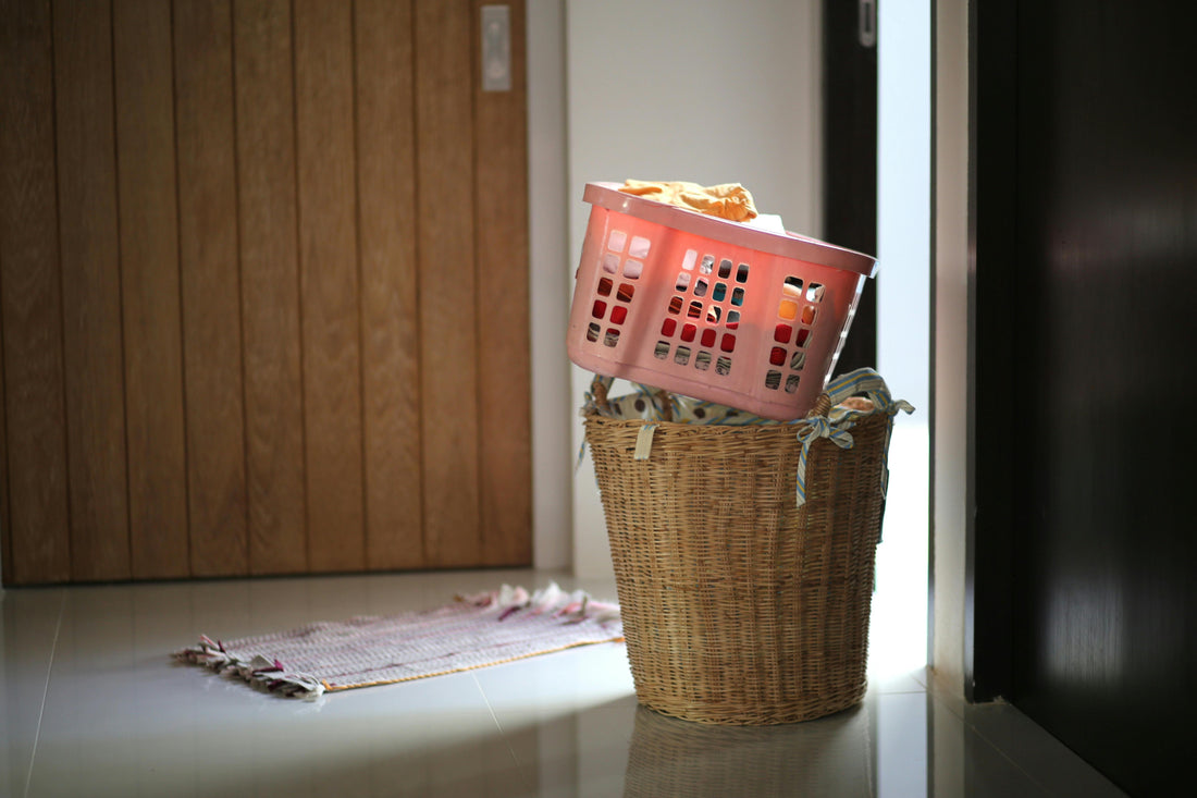 panier en plastique posé sur un panier en osier