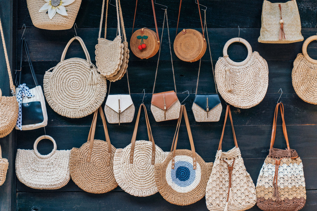 Sac en paille vs Raphia : Le match de l'été pour un look 100% stylé