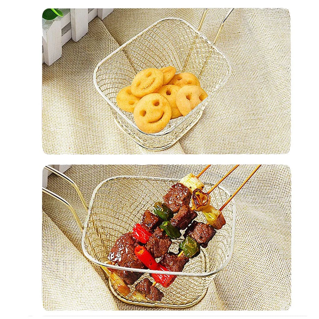 deux paniers à frites en métal doré avec nourriture