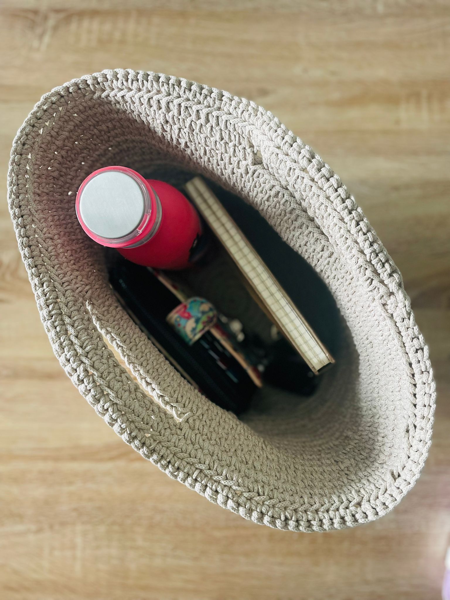 Paniers en corde de coton camel, contenant une gourde, un carnet un portefeuille, un trousseau de clefs