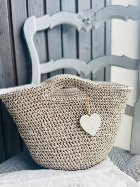 Panier en corde de coton camel fait main - coeur en bois accroché à la poignée – vue extérieure