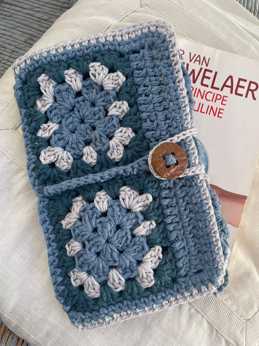 Pochette pour livre, crochetée en coton granny bleu et gris, fermeture par bouton en bois