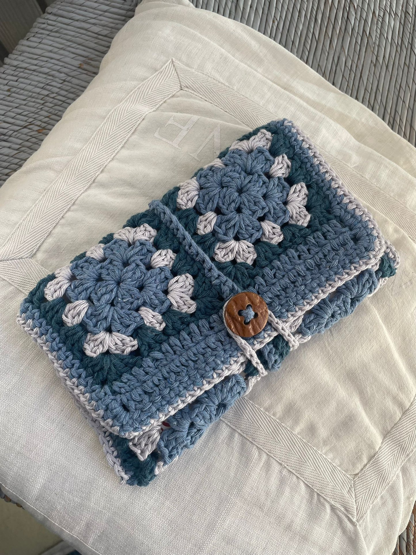 Pochette pour livre, crochetée en coton granny bleu et gris, fermeture par bouton en bois