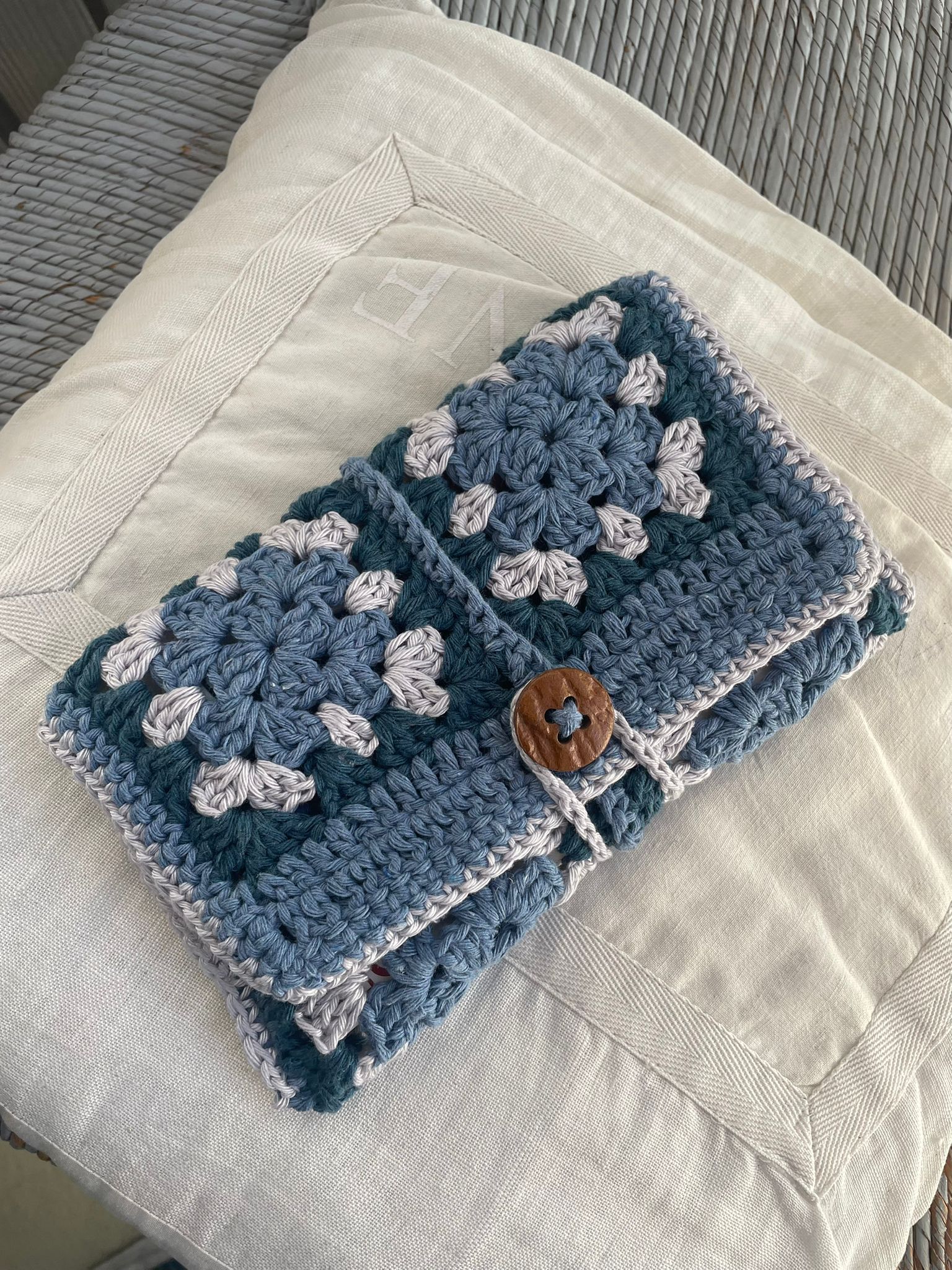 Pochette pour livre, crochetée en coton granny bleu et gris, fermeture par bouton en bois