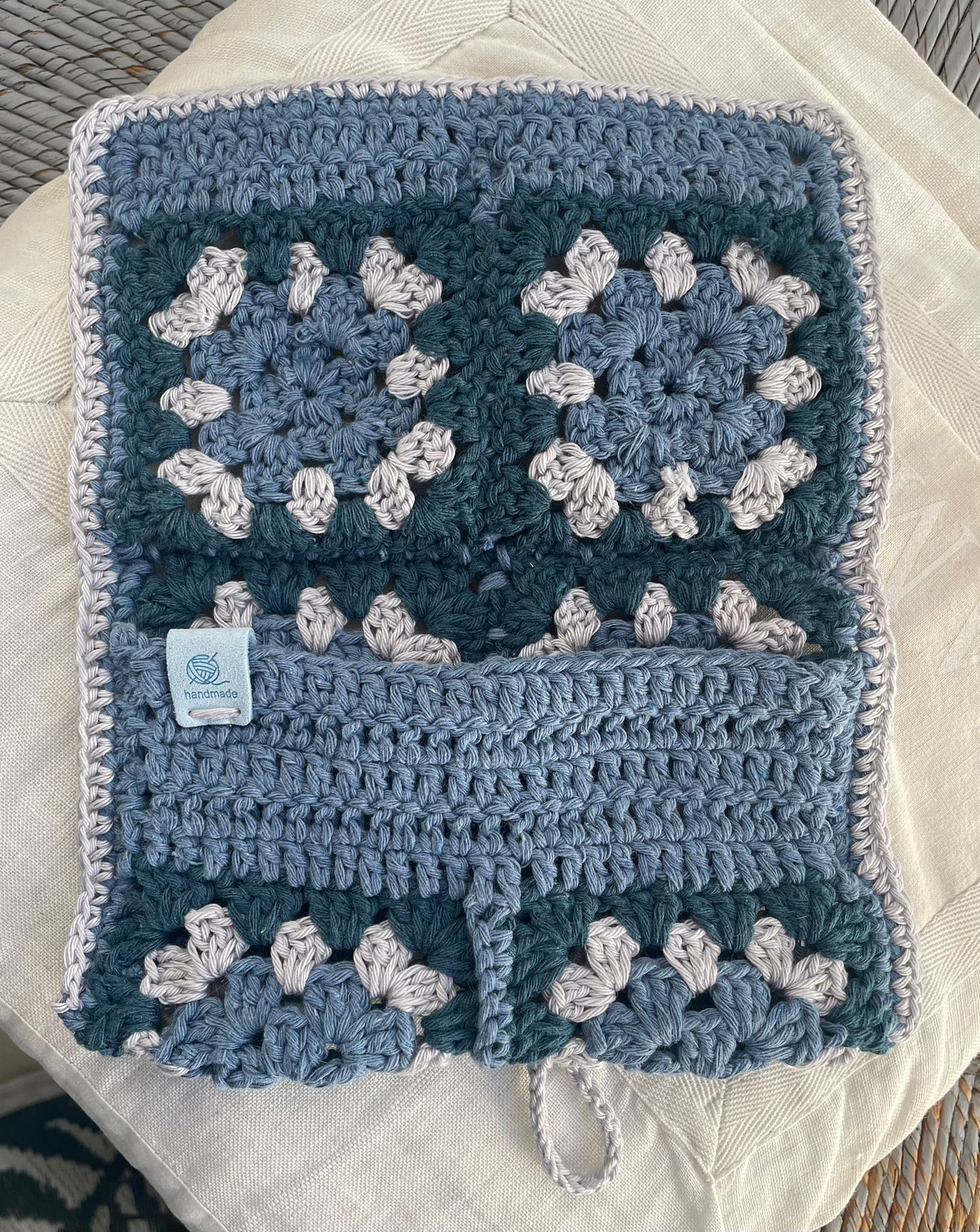 Pochette pour livre, crochetée en coton granny bleu et gris, position ouverte
