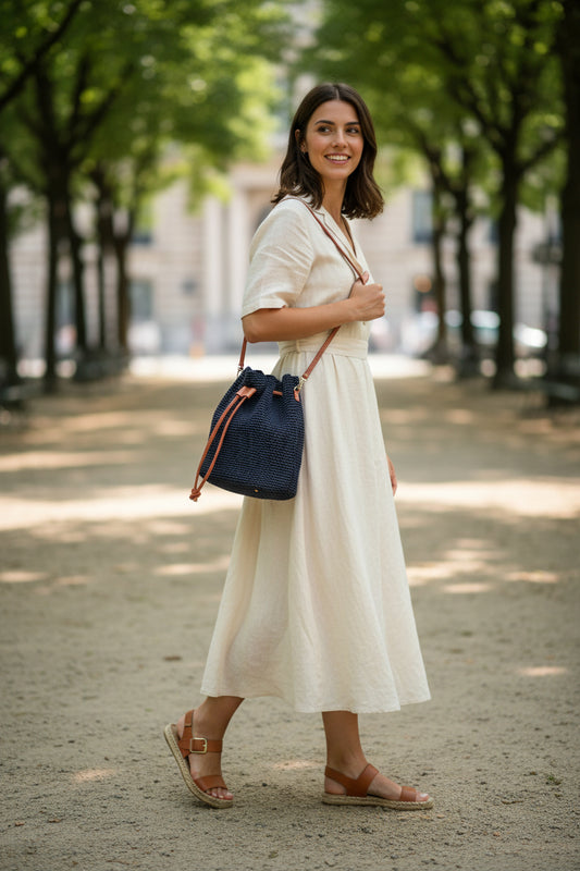 Sac seau en fil ruban bleu nuit, crocheté, avec bandoulière et lien de serrage camel en cuir PU
