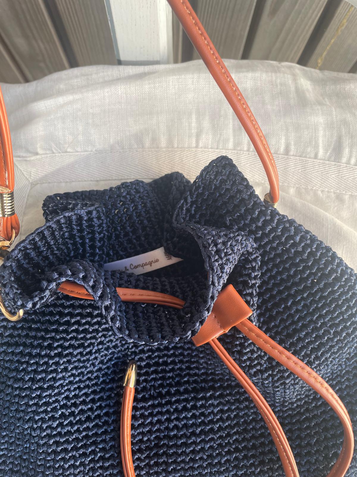 haut de sac seau bleu nuit crocheté fil ruban, fermé par lien de serrage camel en cuir PU